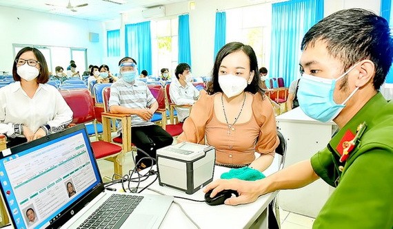 本市民眾正在辦理公民身份證手續。