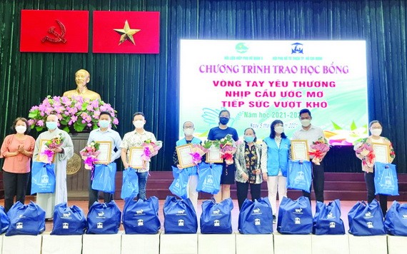 組委會向各華人單位頒贈感謝狀。