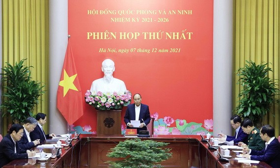 黨中央政治局委員、國家主席、國防與安全委員會主席阮春福主持會議。（圖: 越通社）
