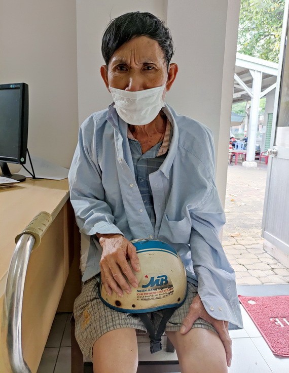 楊源身體虛弱，需要拄著拐杖方能慢慢行動。