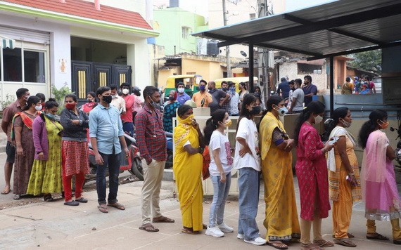 人們排隊等待接種新冠疫苗。（圖：互聯網）