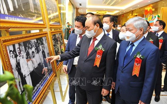 國家主席阮春福參觀介紹河江省社經活動與特產展覽。（圖：越通社）