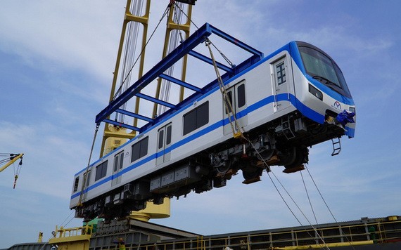 列車從貨船上卸下。（圖：國英）