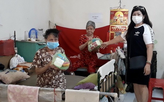 梁柳嬋小姐向老人贈送禮物。