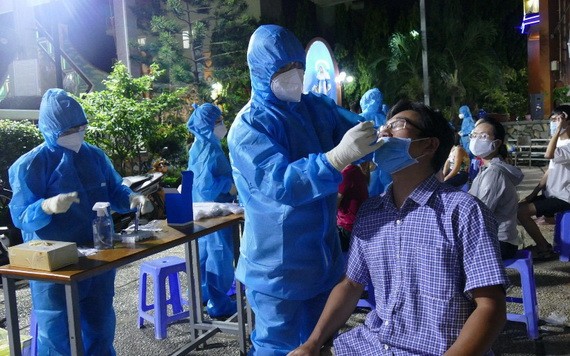 圖為2021年5月28日，舊邑郡民眾接受鼻拭取樣檢測。（圖：VGP）