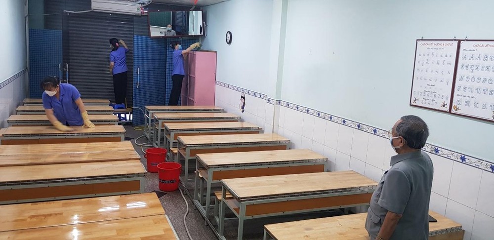 第五郡文朗學校校委主席阮曰朗親自檢查各間課室的消毒、清潔工作。