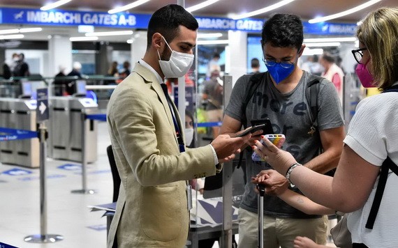 意大利米蘭，工作人員在機場檢查乘客的綠色通行證。（圖：路透社）