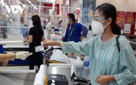 客戶在超市以提款卡支付。