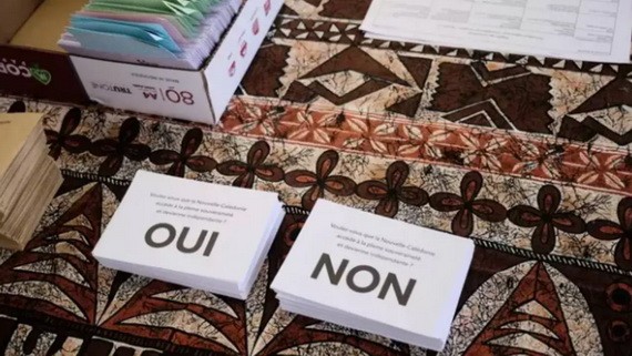 圖為法屬新喀裡多尼亞首府努美阿獨立公投的一間投票站。（圖：AFP）