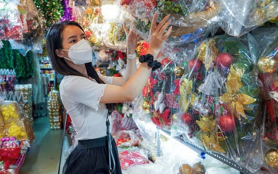 聖誕節來臨，民眾紛紛購買聖誕裝飾物，市場也開始變得活躍起來。