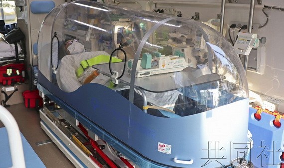 日本展示新冠患者隔離搬運艙