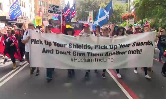 澳大利亞墨爾本的抗議者當地時間12月12日再次湧上街頭抗議疫情限制措施。（圖：ABC News視頻截圖）