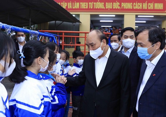 國家主席阮春福探望社群文化室與學生交流。（圖：越通社）