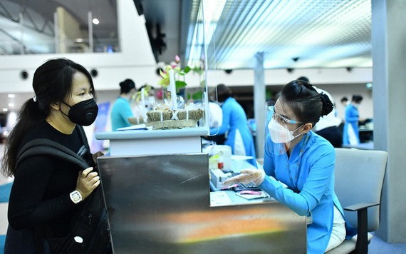 乘客在新山一機場辦登機手續。