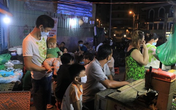 隨著父母去賣粉麵的兩個月大小孩，成為很多食客的“小寶貝”。