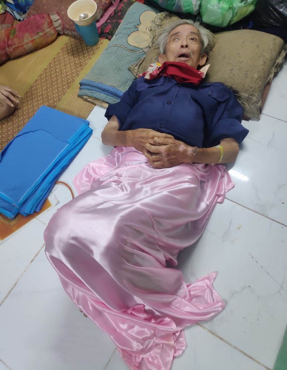 躺在地上的陳勝祥希望能重新站起來。