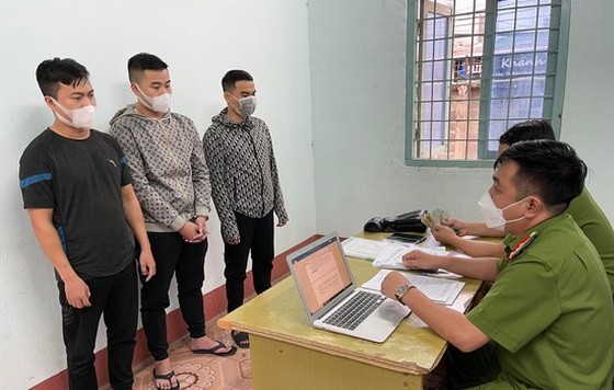 三名黑信貸團夥成員在派出所向調查員供稱犯罪過程。（圖：童元）