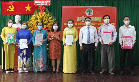 華人老幹部朱杞文（右二）蟬聯新一任高齡人會主任。