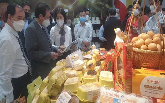 民眾參觀糧食與食品業產品展。（圖：樂峰）