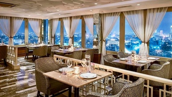 透過“溫莎”扒房玻璃窗俯視西堤的夜景，實在美不勝收！