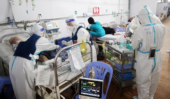 在新平多層野戰醫院治療的重症新冠病人。