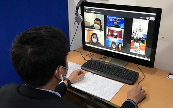 一名求職者正上線尋求就業機會。（圖：N.T）