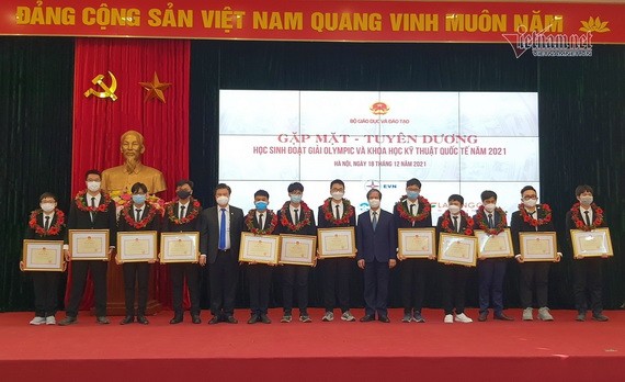 2021年奧林匹克競賽與國際科技比賽得獎學生表彰儀式。（圖：VNN）