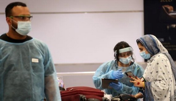 當地時間9月7日，加拿大多倫多皮爾遜國際機場，工作人員協助剛入境的國際旅客辦理手續。（圖：互聯網）