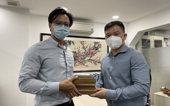 林昌耀（左）代表林麗冰把朱愛群的紀念冊和老書籍交給陳列室保管。