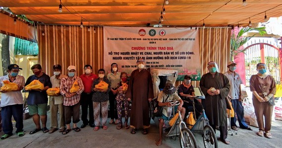 郡內弱勢群體獲贈送禮物。