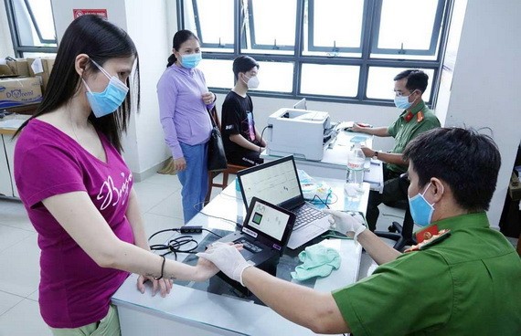 第三郡公安為民眾辦理晶片公民身份證手續。為加快簽發 進度，每日辦理時間由上午6時至晚上10時。