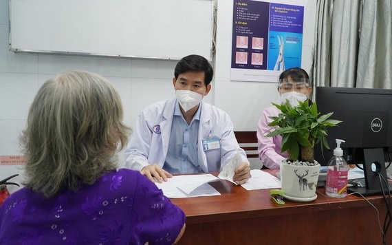 一名患者在該診所接受肛門-直腸病理檢查。（圖：院方提供）