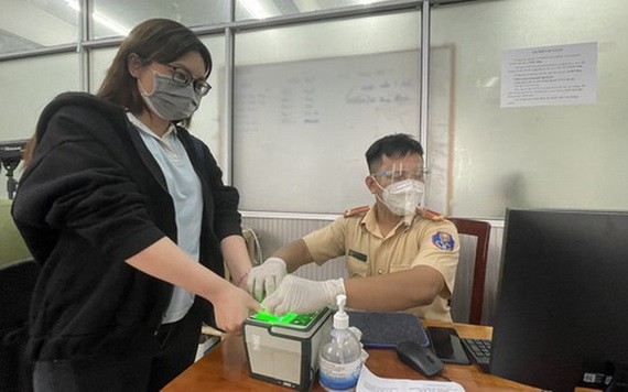 新富郡公安為人民簽發芯片公民身份證。