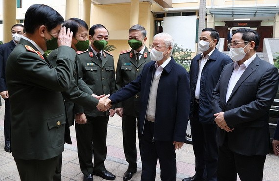 黨中央總書記阮富仲、政府總理范明政與各代表交流。（圖：越通社）