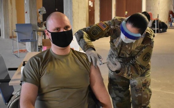 圖為一名美軍士兵接種新冠疫苗。（圖：互聯網）