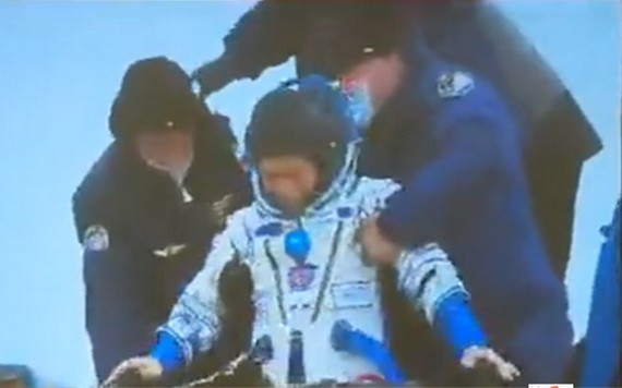 前澤由工作人員扶出返回艙。（圖：視頻截圖）