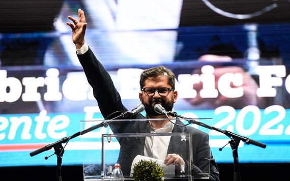 博里奇第一次以智利當選總統身份向公眾發表演講。（圖：新華社）