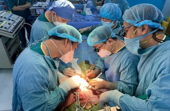 手術團隊為病童進行肝臟移植手術。（圖：院方提供）