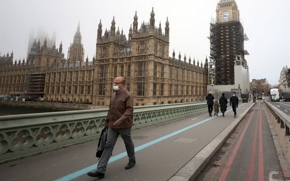 圖為12月19日，人們行走在英國倫敦威斯敏斯特橋上。（圖：新華社）