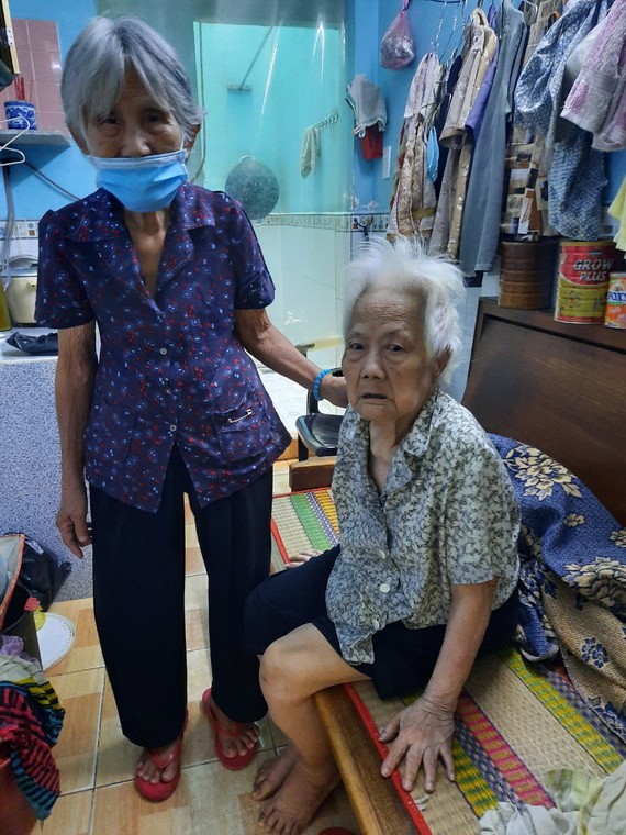 蕭潤正在照顧姐姐黃蘭英。