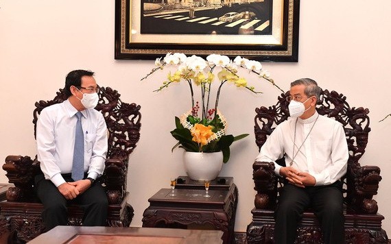 市委書記阮文年（左）探望並祝賀本市總教區總主教阮能。（圖：越勇）