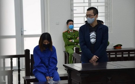 兩名被告人在法庭上受審。（圖：公理報）