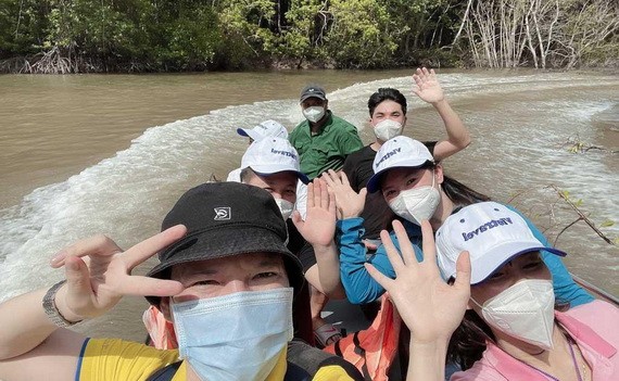 導遊帶領遊客參加水上巡航活動。