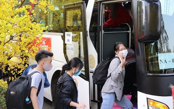 圖為去年春節前夕，貧困大學生獲贈送車票返鄉過年。（圖：國定）