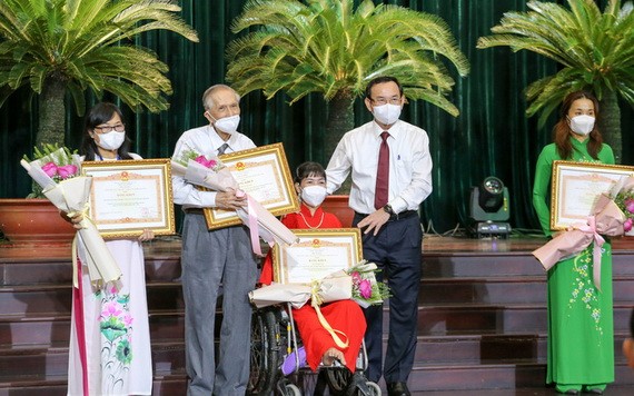 市委書記阮文年頒發獎狀給模範集體和個人。