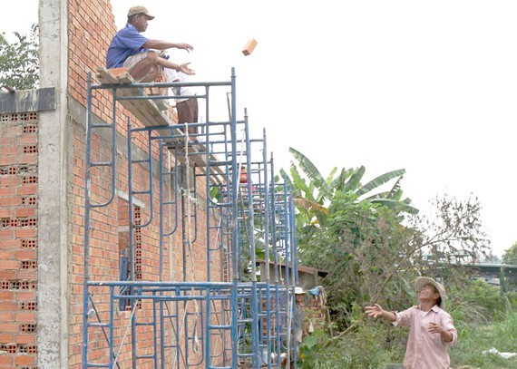 古芝縣的建築工人在有欠安全的環境下工作。