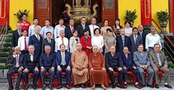 培德精舍第25屆護法理事會與名譽導師釋慧功和尚、主持釋了明法師合照留念。