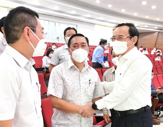 市委書記阮文年與各學員交流。（圖：越勇）