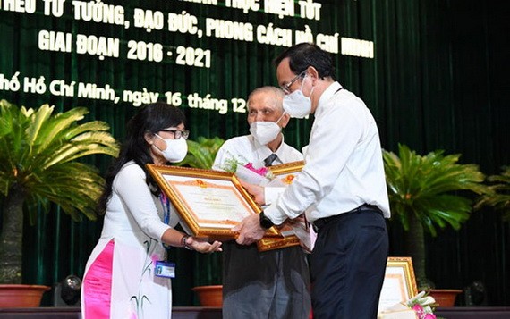 黨中央政治局委員、市委書記阮文年向良好落實學習與傚法胡志明思想、道德、作風的模範集體和個人頒贈政府總理授予的獎狀。