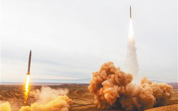 這是12月24日在伊朗西南部舉行的“偉大先知-17”軍演中拍攝的導彈。（圖：互聯網）